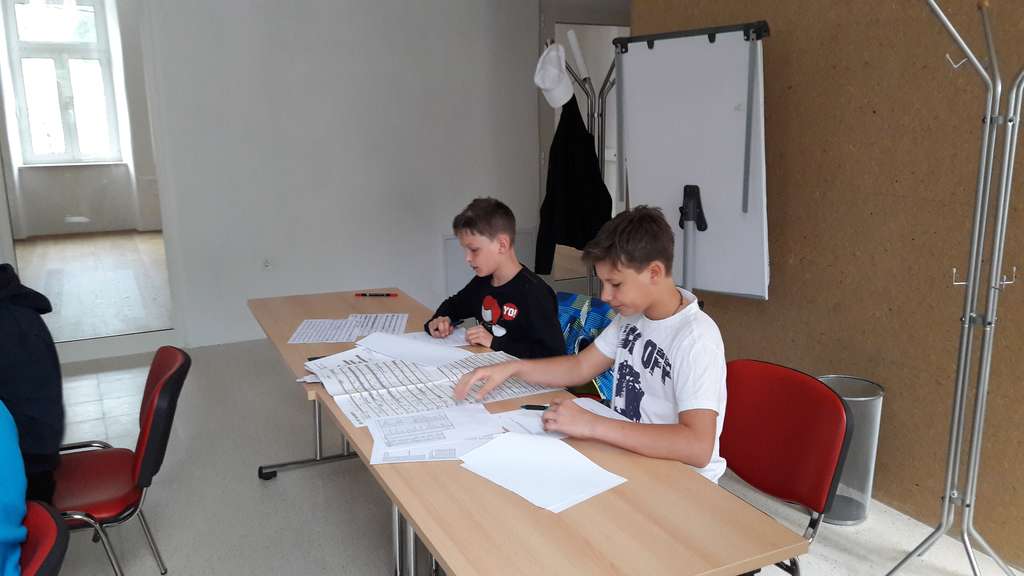 Miha in Gašper pri opravljanju izpita za radioamaterja operatorja, razred N